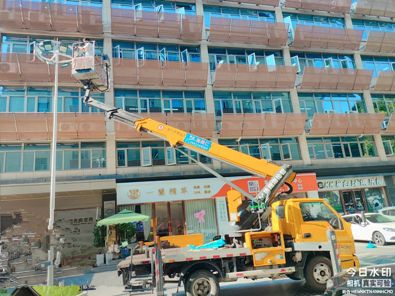 22米高空作業(yè)車(chē)維修屋頂施工現(xiàn)場(chǎng)，安全